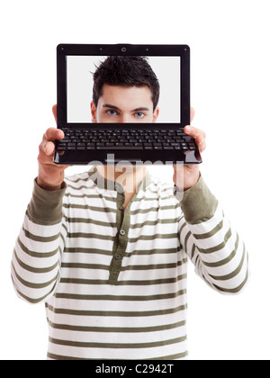 Beau jeune homme montrant une présentation sur un ordinateur portable, isolé sur blanc. Banque D'Images