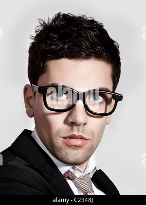 Portrait d'un jeune homme d'affaires et de la mode avec des lunettes de nerd Banque D'Images