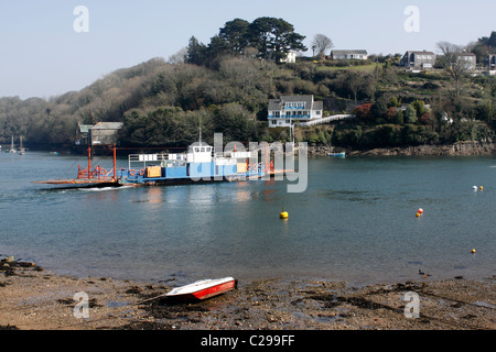 Le véhicule traverse la rivière FOWEY À BODINNICK. CORNWALL UK. Banque D'Images