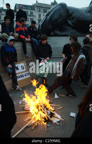 Protestataires à Trafalgar Square au cours de la 'Marche pour l'Alternative". Londres, Royaume-Uni. 26/03/2011 Banque D'Images