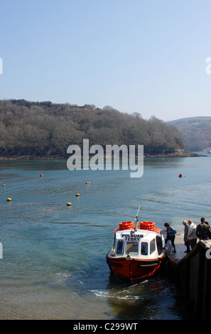 POLRUAN LE FERRY DANS LE TOWN QUAY À FOWEY. CORNWALL UK. Banque D'Images