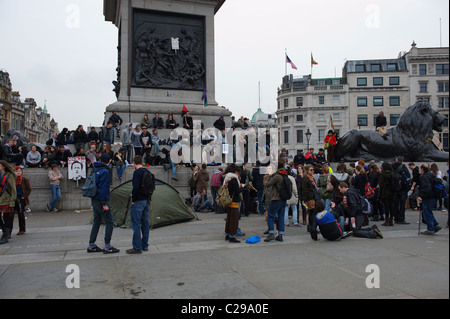 Protestataires à Trafalgar Square au cours de la 'Marche pour l'Alternative". Londres, Royaume-Uni. 26/03/2011 Banque D'Images