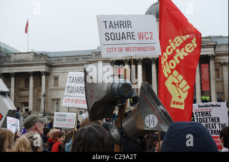 Protestataires à Trafalgar Square au cours de la 'Marche pour l'Alternative". Londres, Royaume-Uni. 26/03/2011 Banque D'Images