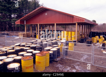 Déchets toxiques stockés dans des fûts de 55 gallons à une installation militaire désaffectée Banque D'Images