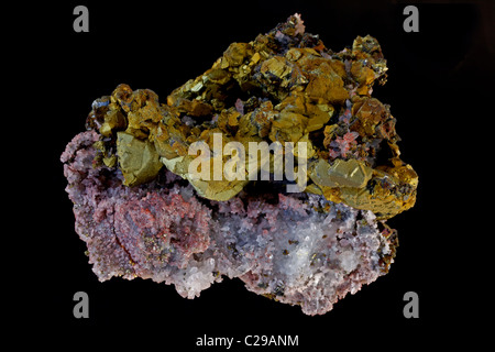 La chalcopyrite (CuFeS2) (Golden) - Chine - le principal minerai de cuivre - cuivre - sulfure de fer minerai économique très important. Banque D'Images