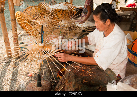 Bambou faisant parasols à la Bo Sang Umbrella Village près de Chiang Mai, Thaïlande Banque D'Images