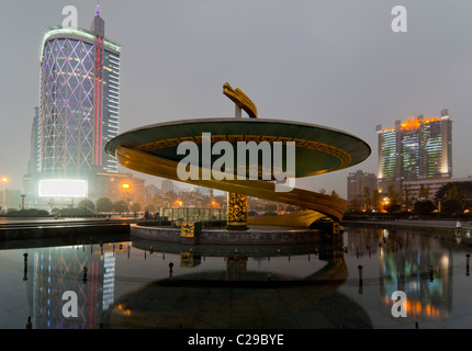 La Chine, Chengdu, Sichuan, Tianfu Square nuit Banque D'Images