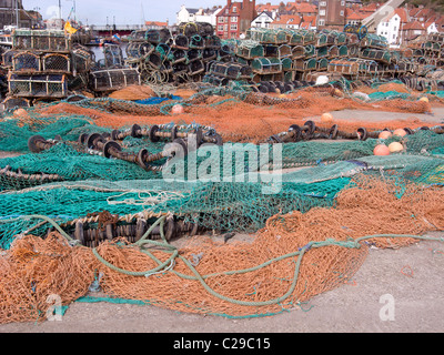Les filets de pêche pour le chalutage et le homard et le crabe des pots ou à la nasse sur Whitby quayside Banque D'Images