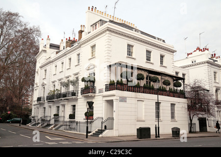 Vue générale de la propriété de coin sur Ovington Square et Walton Street, Royal Borough de Kensington & Chelsea, London, SW3, au Royaume-Uni. Banque D'Images