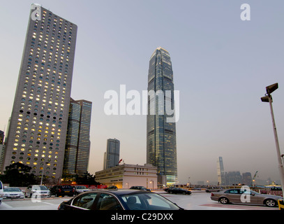 L'Asie, Chine, Hong Kong, Central, la Tour de la SFI au crépuscule Banque D'Images