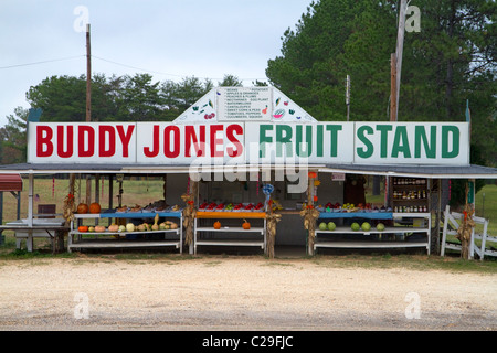 Buddy Jones Stand de fruits en bordure de l'autoroute 82 dans le centre de New York, USA. Banque D'Images