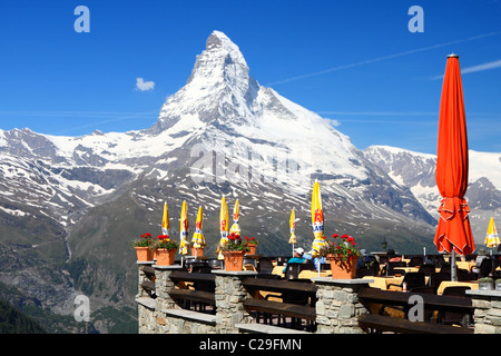 Beau temps inviteson la terrasse avec vue sur la montagne, sur le Mont Cervin Le Cervin est une icône suisse. Banque D'Images