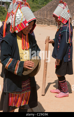 Les femmes Akha faisant une danse de bienvenue à leur village près de Chiang Rai, Thaïlande Banque D'Images