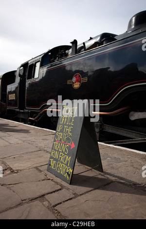 British Rail moteur réservoir standard de classe 4, No 80080 sur l'East Lancs chemins à enterrer Bolton Street Station, Lancashire, UK Banque D'Images
