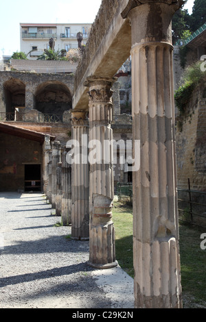 Colonnes / piliers dans les ruines de l'ancienne ville d'Herculanum, Campanie, Italie Banque D'Images