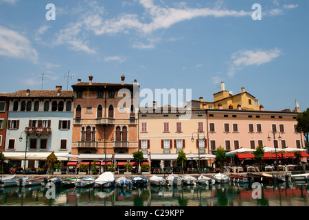 Desenzano del Garda est une commune italienne de la province de Brescia, en Lombardie, Italie, qui borde le Lac de Garde. Banque D'Images