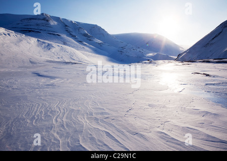 Un beau paysage de neige en montagne hiver prises sur l'île de Spitsbergen, Svalbard, Norvège Banque D'Images