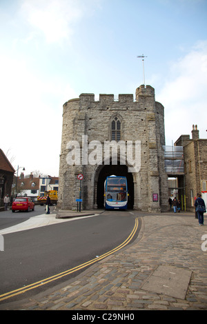 Conduite d'autobus dans un vieux arch à Canterbury Banque D'Images