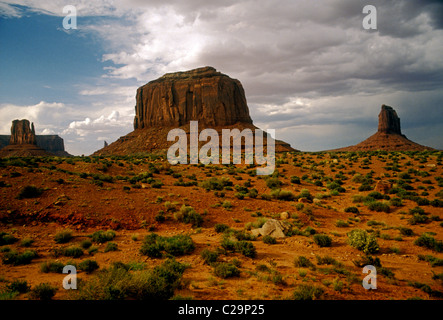 Merrick butte, à gauche, à l'est mitten butte, sur la droite, Monument Valley Navajo Tribal park, Monument valley, Navajo Tribal Park, Arizona Banque D'Images