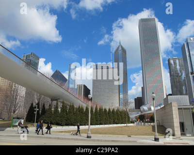 IL USA Midwest Chicago skyline millennium park people walking Banque D'Images