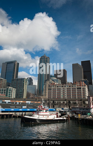 Le centre-ville de Seattle, Washington waterfront skyline et prises de la Coleman Ferry Dock le long chemin de l'Alaska. Banque D'Images