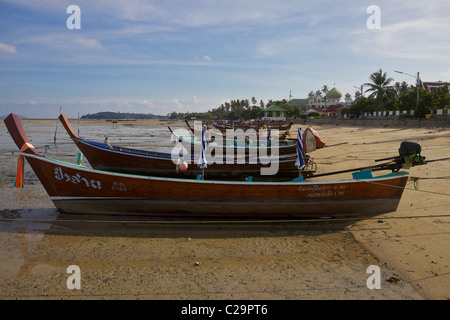 Thai longue queue des bateaux de pêche, avec la Mosquée Aowalul Hidayah en arrière-plan , la baie de Chalong, Phuket Thailand Banque D'Images