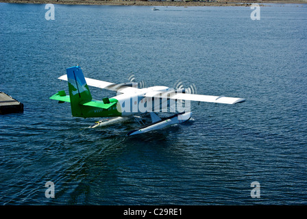 La Westcoast Dehavilland Twin Otter roulant d'un dock à downtown west end Vancouver Harbour hydravions Banque D'Images