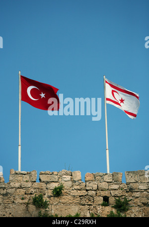 Drapeaux de la Turquie (à gauche) et le nord de Chypre, Kyrenia, République turque de Chypre du Nord Banque D'Images