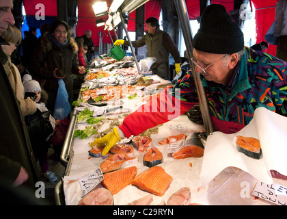 Poissonnier vend des darnes de saumon dans le marché aux poissons, Venise, Italie Banque D'Images