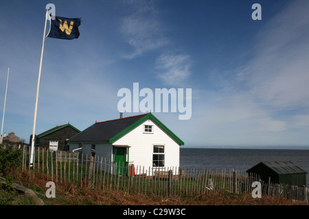 Les maisons en bois sur l'Île Hilbre, Wirral, UK Banque D'Images