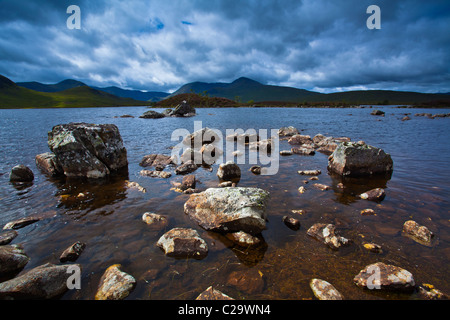 L'Écosse, les Highlands écossais, Rannoch Moor. Lochan un Stainge situé sur Rannoch Moor avec le pic dominant du Mont Noir Banque D'Images