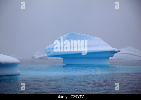 Bleu iceberg spectaculaire dans [Pleneau Bay], [à l'Ouest La Terre de Graham], [Péninsule Antarctique] Banque D'Images