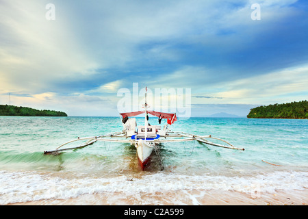 Bateau philippin traditionnel dans le lagon tropical Banque D'Images