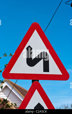 Série de virages à venir signer le trafic routier au Royaume-Uni Banque D'Images