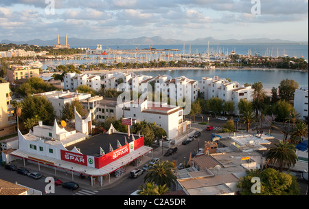 Belle vue aérienne de la station balnéaire de Puerto de Alcudia, Mallorca, Espagne Banque D'Images