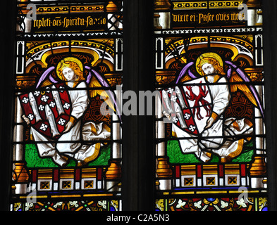 Anges tenant les armoiries de la famille de Lucy vitrail, Église Saint Pierre annonce Viculam, Hampton Lucy, Warwickshire, UK Banque D'Images