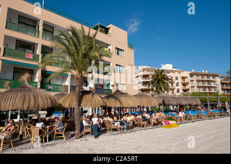 Les vacanciers appréciant les repas en plein air à l'extérieur d'un bar / restaurant à Puerto de Alcudia, Mallorca, Espagne. Banque D'Images