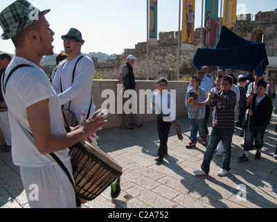 Chantres Bar-Mitzvah entrez le Mur des lamentations composé avec musique et chants joyeux Banque D'Images