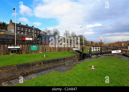 Gare de Marsden et écluse sur le canal étroit de Huddersfield, Marsden, West Yorkshire, Angleterre, Royaume-Uni. Banque D'Images