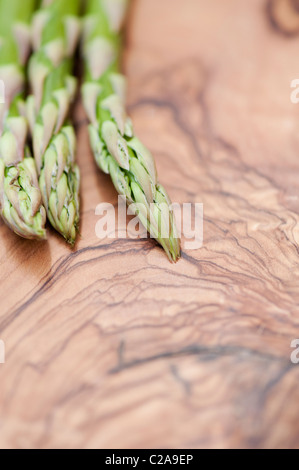 D'asperge sur une carte en bois d'olivier Banque D'Images