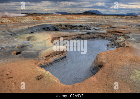 Pot à boue bouillante Leirhnjukur le champ géothermique de Krafla dans le système volcanique, l'Islande Banque D'Images