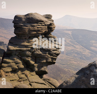 Pierres vieillies sur Tor supérieure donnant sur Grindsbrook et perdre sur la Colline du scoutisme dans la Edale Kinder Derbyshire Peak District Banque D'Images