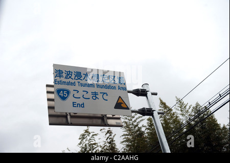 Panneau d'avertissement de tsunami sur une route après un séisme de 9,0 MW a provoqué un tsunami laissant de nombreux sans-abri dans la ville de Kamaishi, Banque D'Images