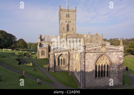 La cathédrale construite en pierre de St Davids (Eglwys Gadeiriol Tyddewi - gallois) construit en 1181 avec un cimetière bien entretenu Banque D'Images