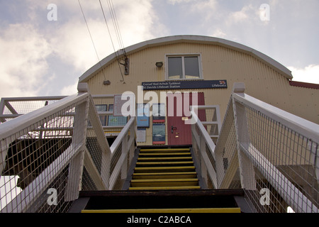 Étapes menant à l'entrée de la station de sauvetage de St Davids au St Justinien dans le Pembrokeshire au Pays de Galles Banque D'Images