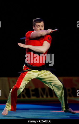 M. Acteur Belge et artiste martial, Alan Delabie, effectue une démonstration spéciale Nuchaku à 'Challenge', Bruce Lee Nunchaku tournoi au Festival des Arts Martiaux de Bercy, Paris. L'un des principaux événements d'arts martiaux qui se déroule à Paris dans le Palais Omnisports de Paris-Bercy. Les Arts Martiaux Festival attire plus de 15 000 visiteurs par an et est l'occasion d'explorer les subtilités du Ninjutsu, Aïkido, Karaté, Kung Fu et bien d'autres arts. Banque D'Images