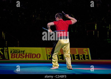 M. Acteur Belge et artiste martial, Alan Delabie, effectue une démonstration spéciale Nuchaku à 'Challenge', Bruce Lee Nunchaku tournoi au Festival des Arts Martiaux de Bercy, Paris. L'un des principaux événements d'arts martiaux qui se déroule à Paris dans le Palais Omnisports de Paris-Bercy. Les Arts Martiaux Festival attire plus de 15 000 visiteurs par an et est l'occasion d'explorer les subtilités du Ninjutsu, Aïkido, Karaté, Kung Fu et bien d'autres arts. Banque D'Images