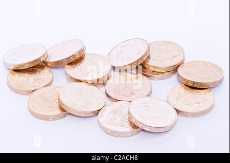 Une pile de monnaie une livre anglaise ( £1 ) de pièces sur un fond blanc Banque D'Images