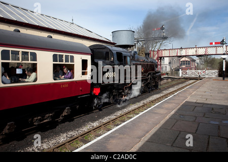 Moteur à vapeur à réservoir de classe 4 de British Rail Standard, locomotive no 80080 sur l'East Lancashire Railway, Bury, Royaume-Uni Banque D'Images