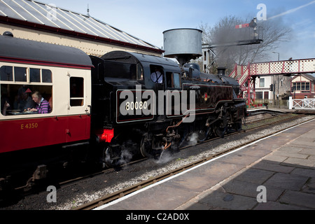 Moteur à vapeur à réservoir de classe 4 de British Rail Standard, locomotive no 80080 sur la East Lancs Railway, Bury Bolton Street Station, Lancashire, Royaume-Uni Banque D'Images
